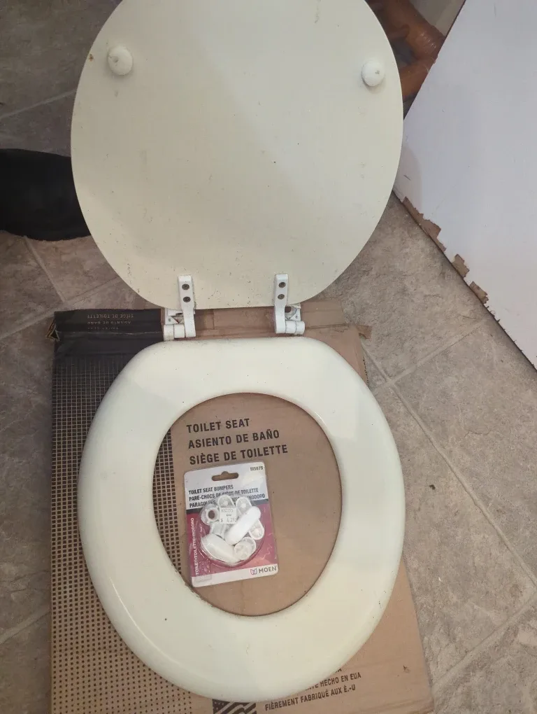 Moen Toilet Seat with optional extra new  Bumpers