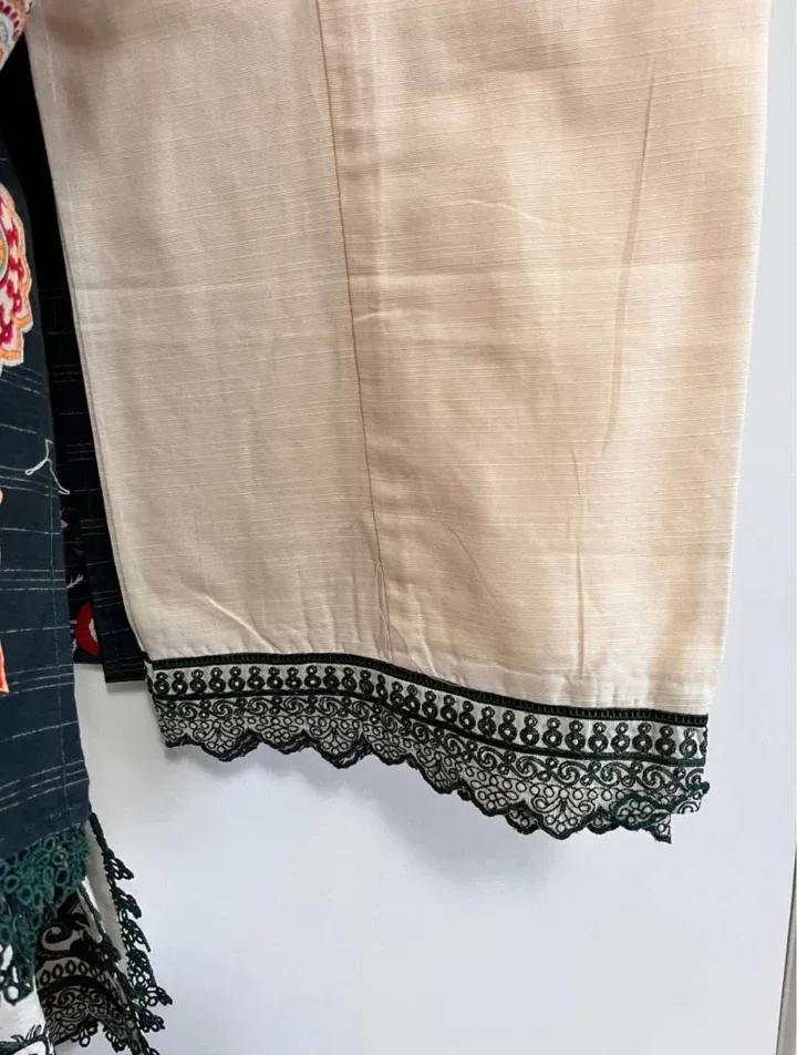 Khaadi's Floral Print 3-Piece Salwar Kameez Suit image indicator(4)