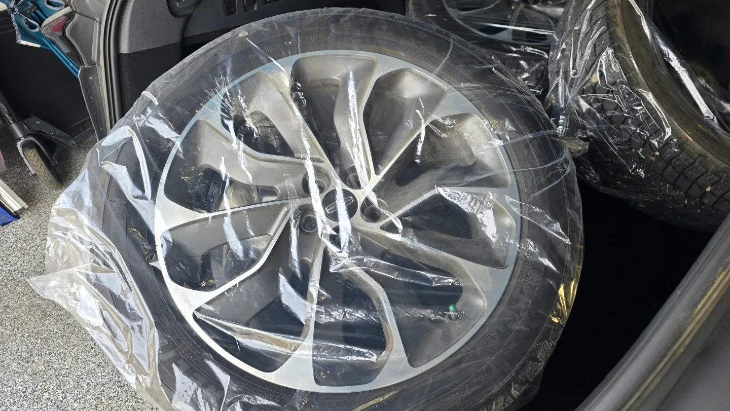 Lincoln Nautilu 2023 Reserve Tires and RIM 245/50R20 Tire Set