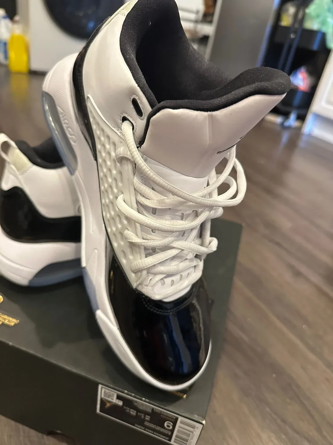 Jordan Max Aura 5 Size 8.5 Black/White image indicator(2)