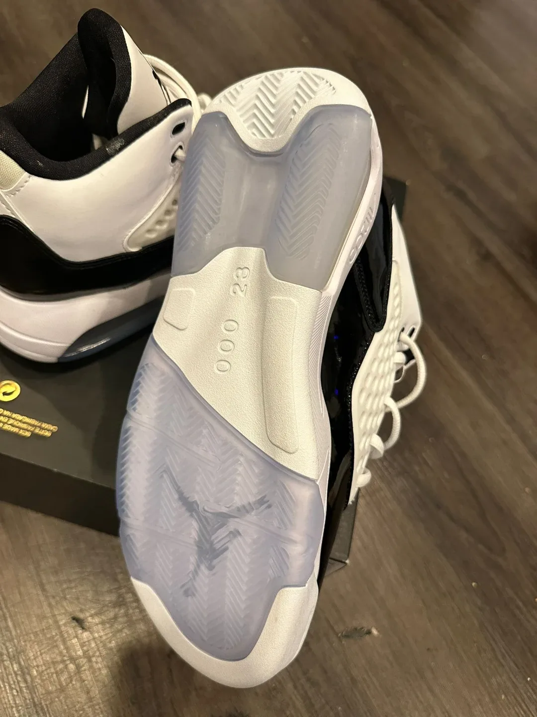 Jordan Max Aura 5 Size 8.5 Black/White image indicator(3)