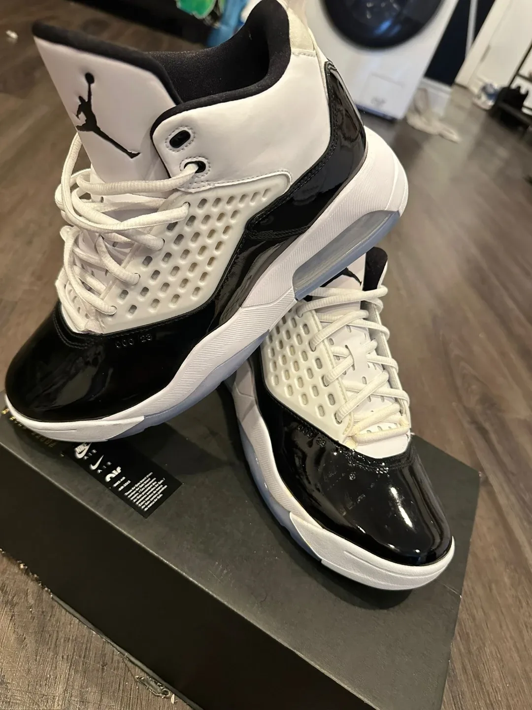 Jordan Max Aura 5 Size 8.5 Black/White image indicator(7)