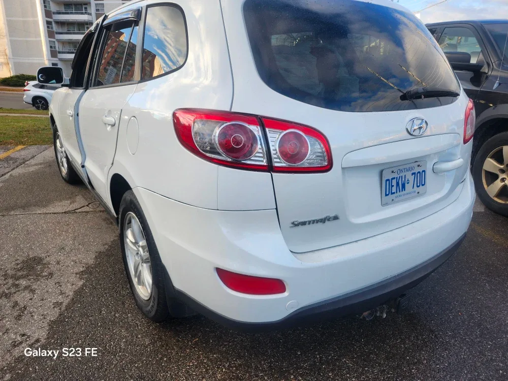 Lease-to-own white Hyundai Santa Fe. image indicator(2)