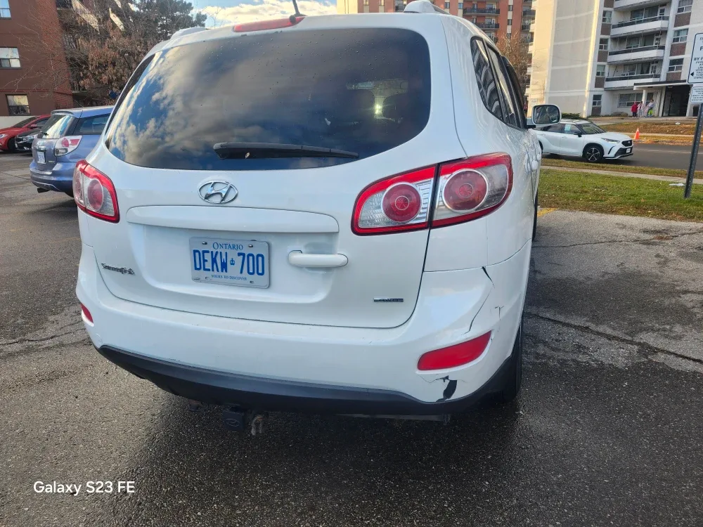 Lease-to-own white Hyundai Santa Fe. image indicator(3)