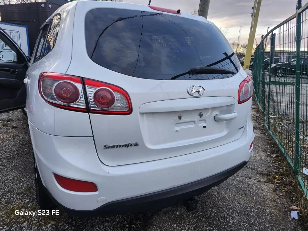 Lease-to-own white Hyundai Santa Fe. image indicator(7)