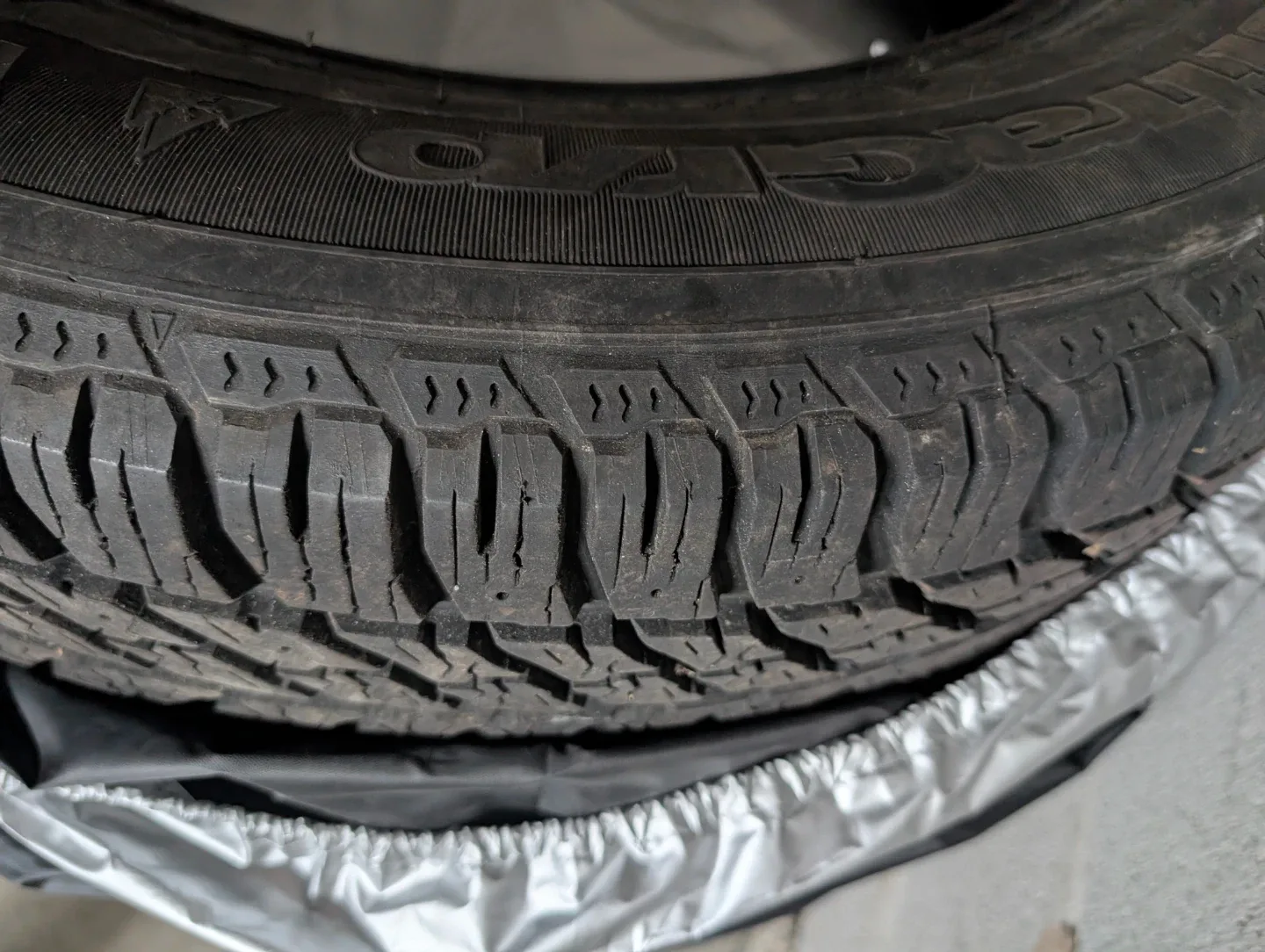 Set of 4 !!!   Goodyear Ultragrip Winter Tire 225/65R17 image indicator(2)