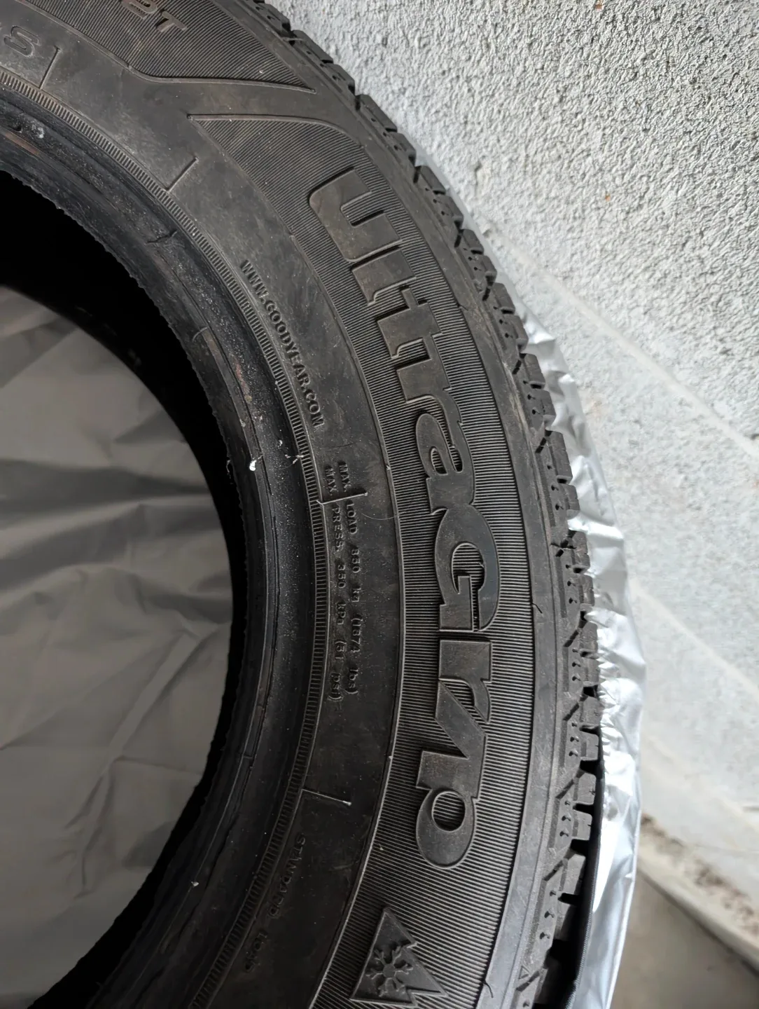 Set of 4 !!!   Goodyear Ultragrip Winter Tire 225/65R17 image indicator(3)