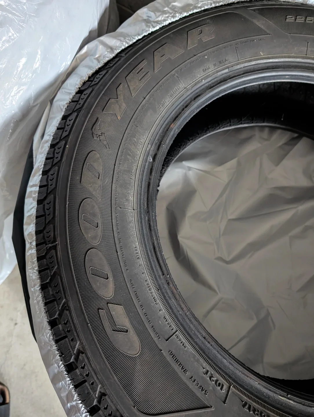 Set of 4 !!!   Goodyear Ultragrip Winter Tire 225/65R17 image indicator(4)