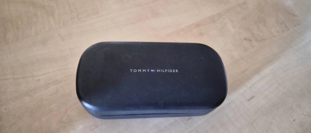 Tommy Hilfiger Sunglasses with Case - photo 5