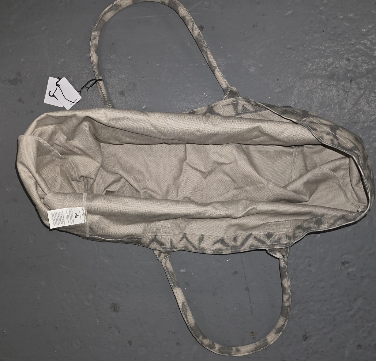 New ALO Yoga Camo Tote Bag - photo 3