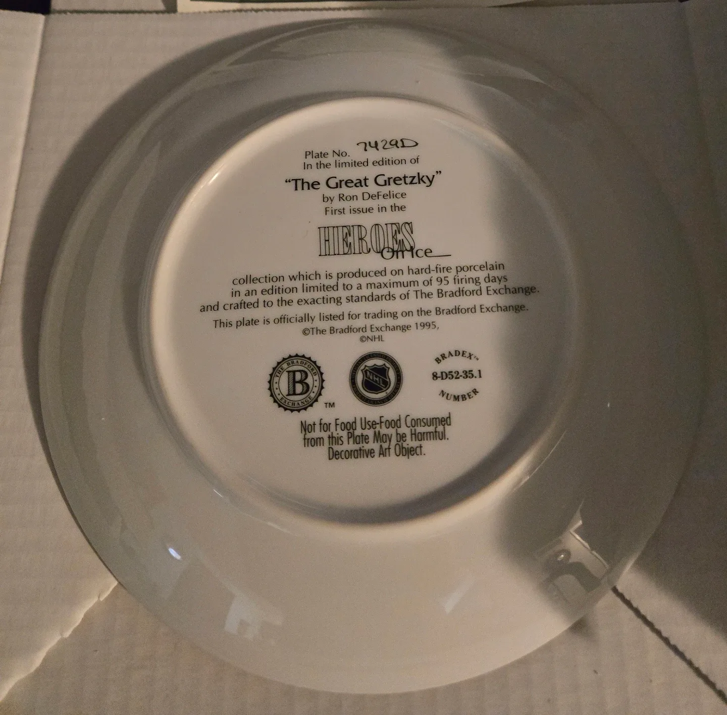 Wayne Gretzky Limited Edition Plate image indicator(3)