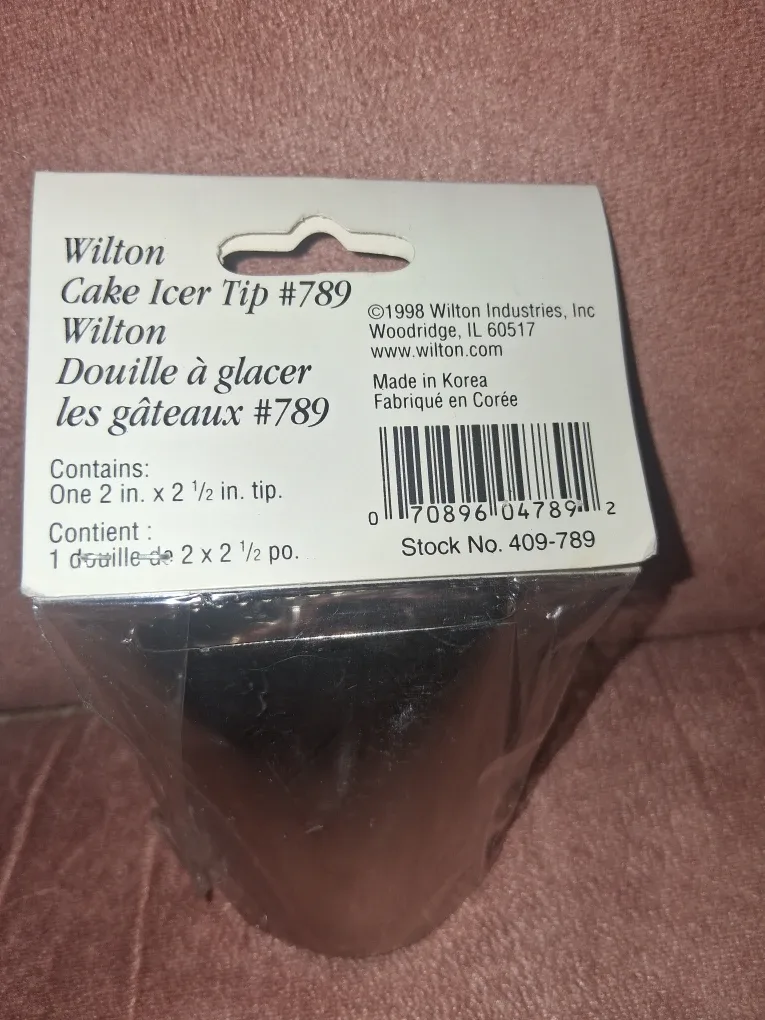 Wilton Cake Icer Tip #789 & 16 in. Featherweight Decorating Bag image indicator(2)