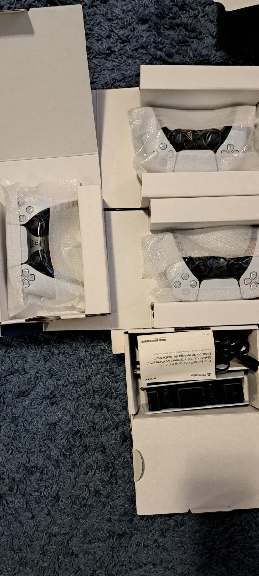 Great Christmas PS 5 with all accessories image indicator(8)