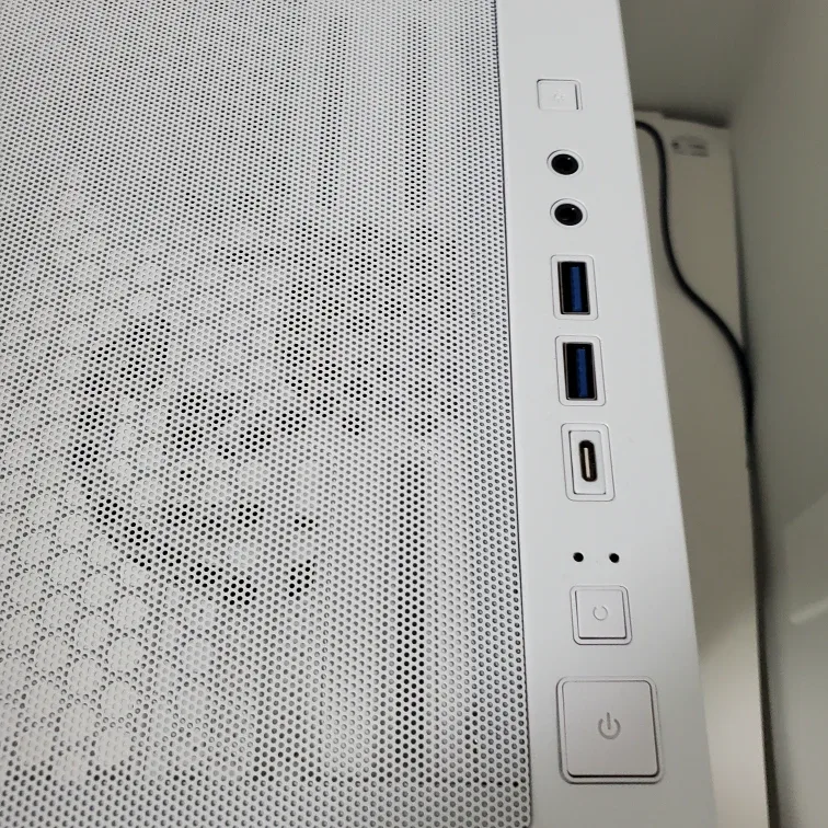 White build: Ryzen 5600xt / Rtx 3070 / 32g ram / 1tb ssd image indicator(7)