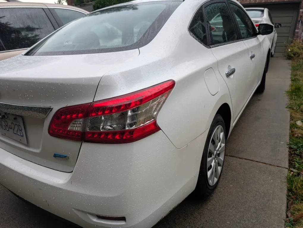 Nissan Sentra - White Sedan image indicator(5)