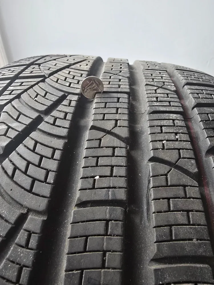 Mercedes AMG Pirelli Winter Tires image indicator(3)