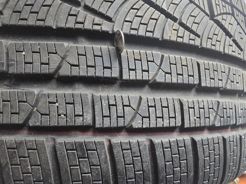 Mercedes AMG Pirelli Winter Tires image indicator(4)