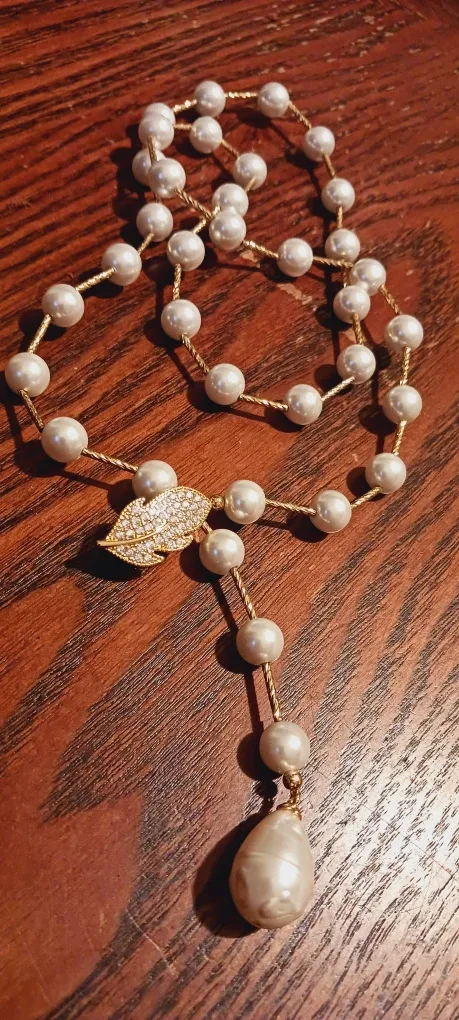 New !! Beautiful Gold Tone Pearl Necklace with sparkling pendant