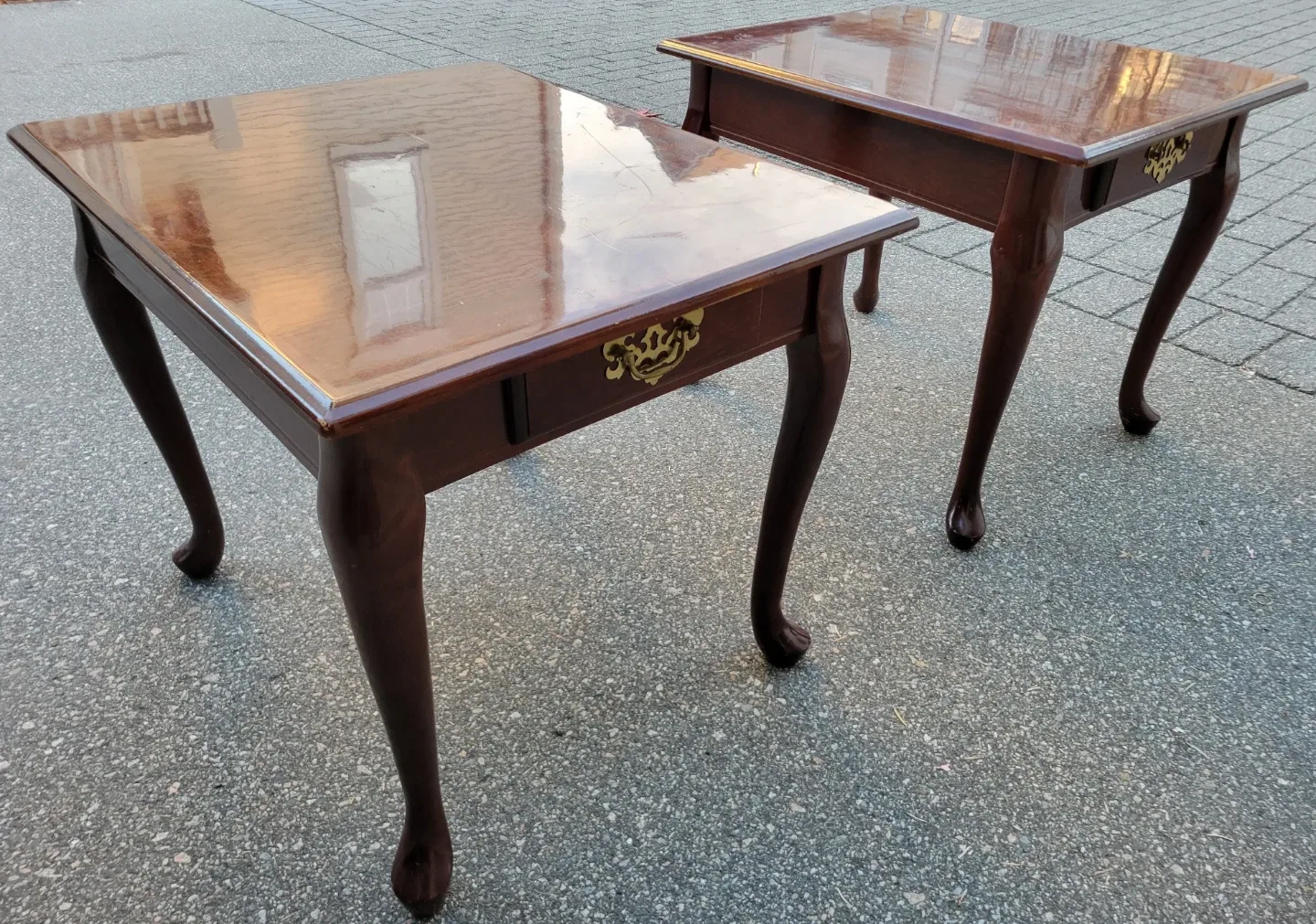 Beautiful Pair of Side Table / End Table - 21"x26"x21"