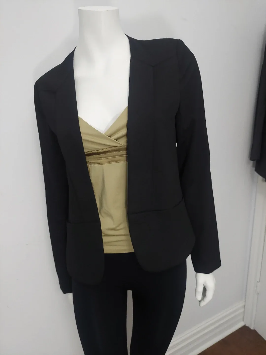 Forever 21 Black Blazer - Size M image indicator(6)