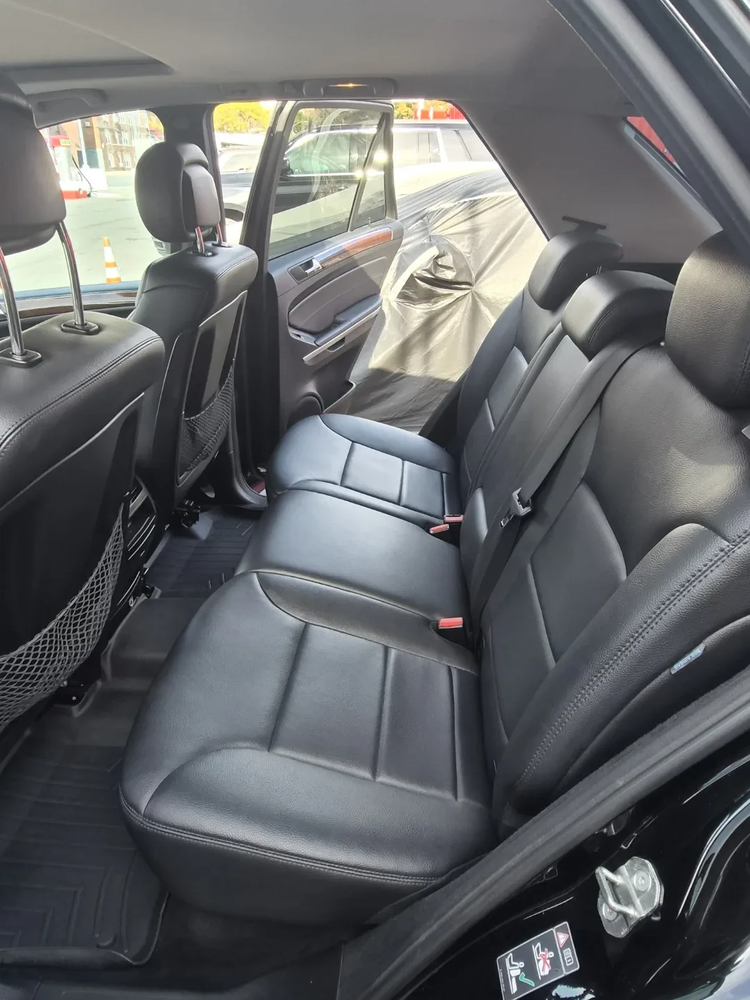 Mercedes-Benz ML 350, Black SUV image indicator(9)