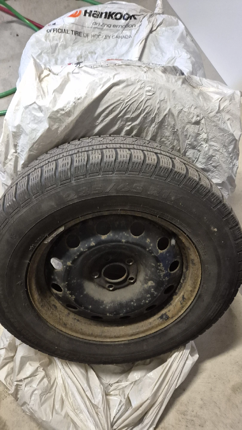(235/65/17)Hyundai Santa Fe winter tire/rim set