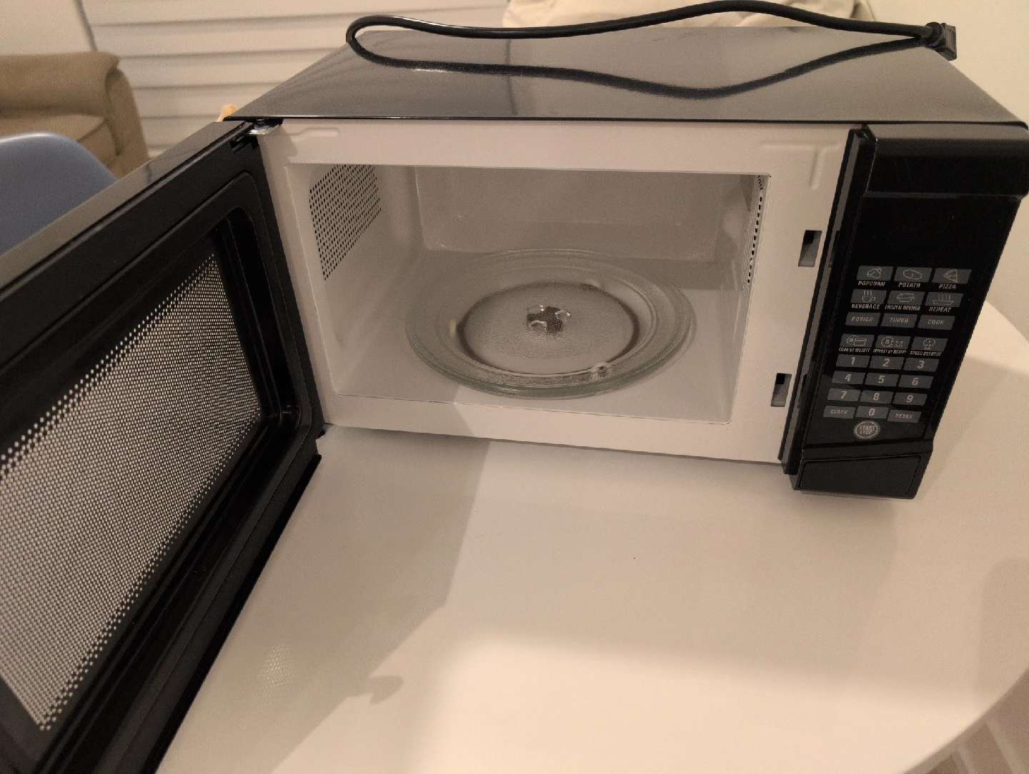 RCA Black Microwave Oven - photo 2