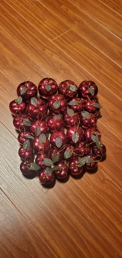 Christmas Ornaments image indicator(2)