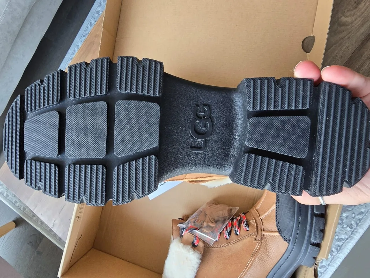 UGG Ridge Mini Boots - Size 9 - Brand New in Box image indicator(6)