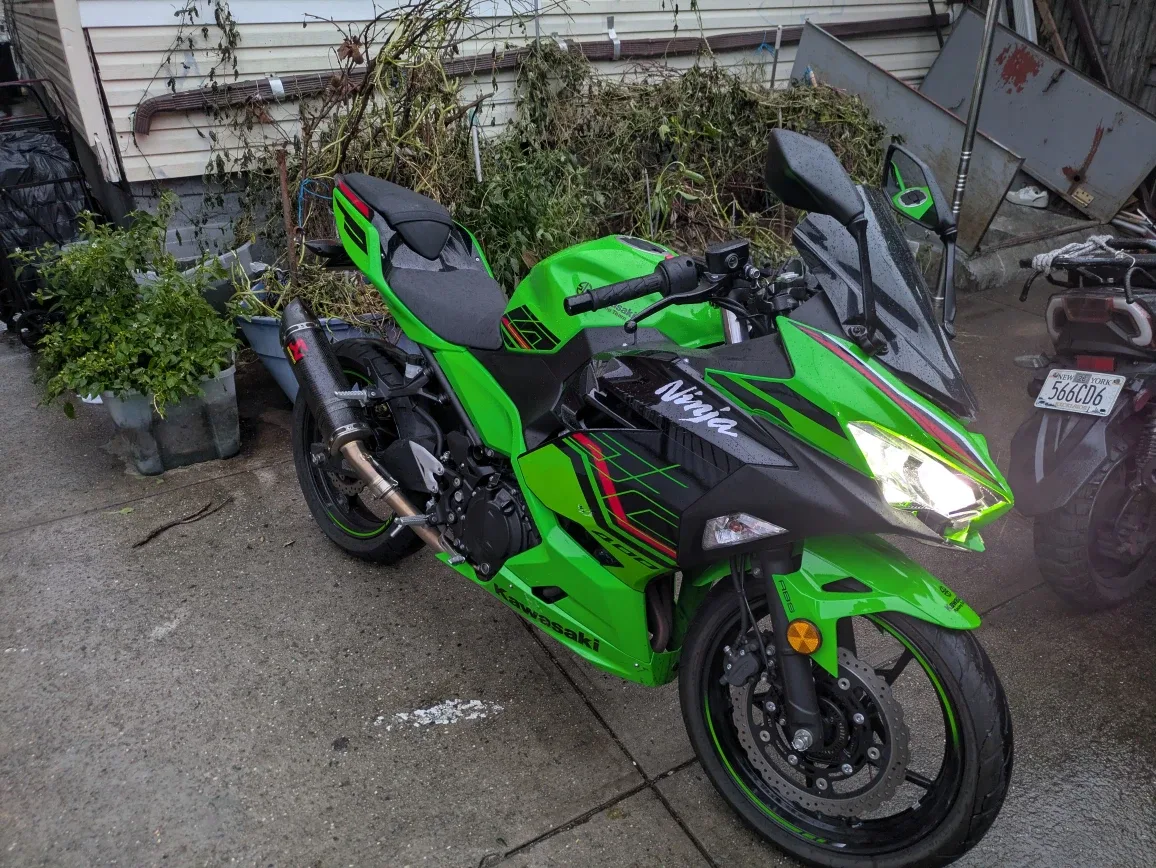 Kawasaki Ninja Motorcycle - Green & Black image indicator(2)