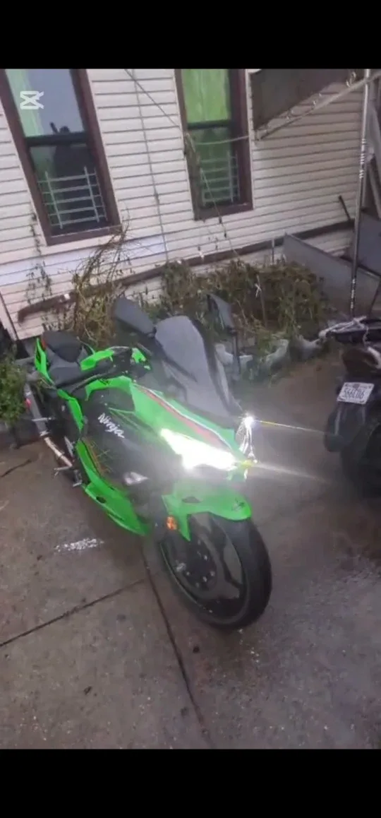 Kawasaki Ninja Motorcycle - Green & Black image indicator(5)