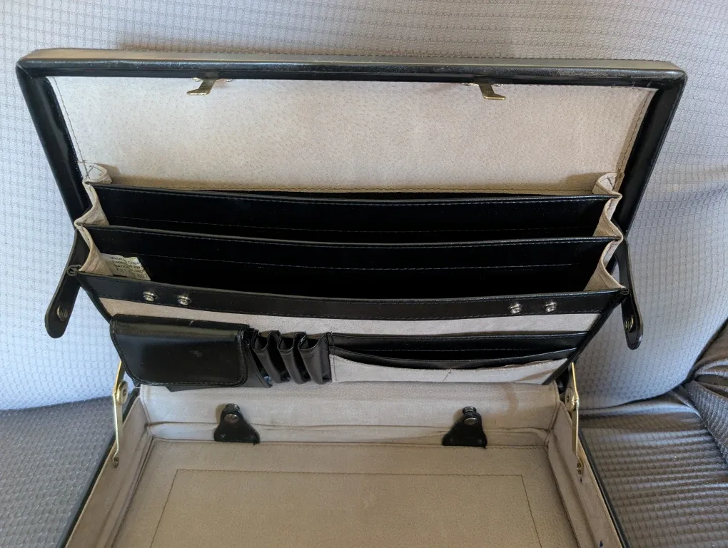 Expanding Leather Briefcase image indicator(5)