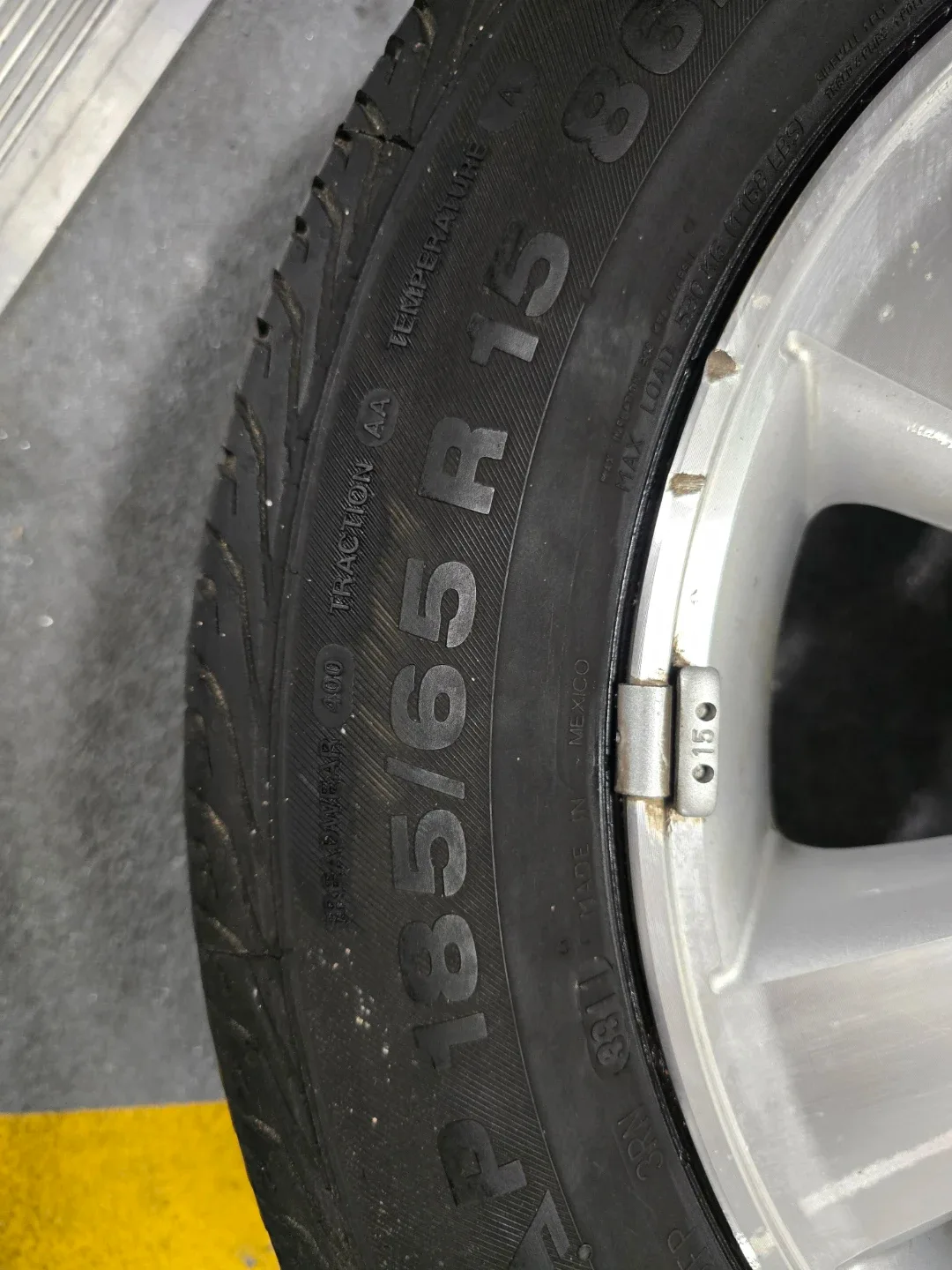 Nissan Wheel with Continental Tire 185/65R15 image indicator(2)