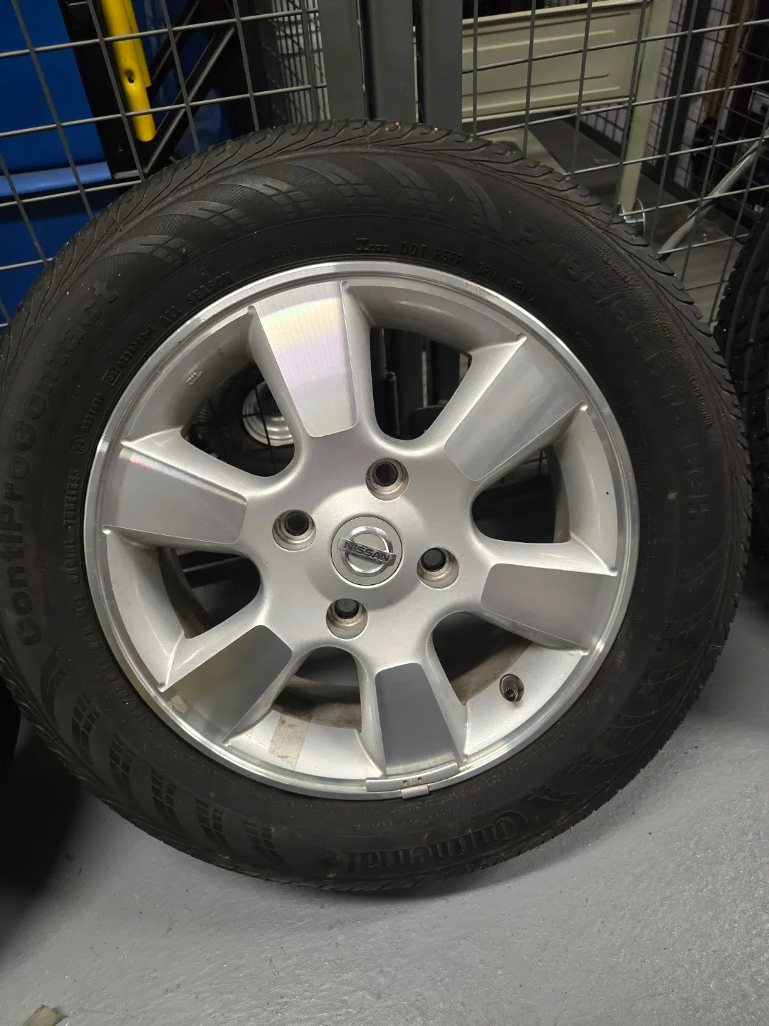 Nissan Wheel with Continental Tire 185/65R15 image indicator(7)