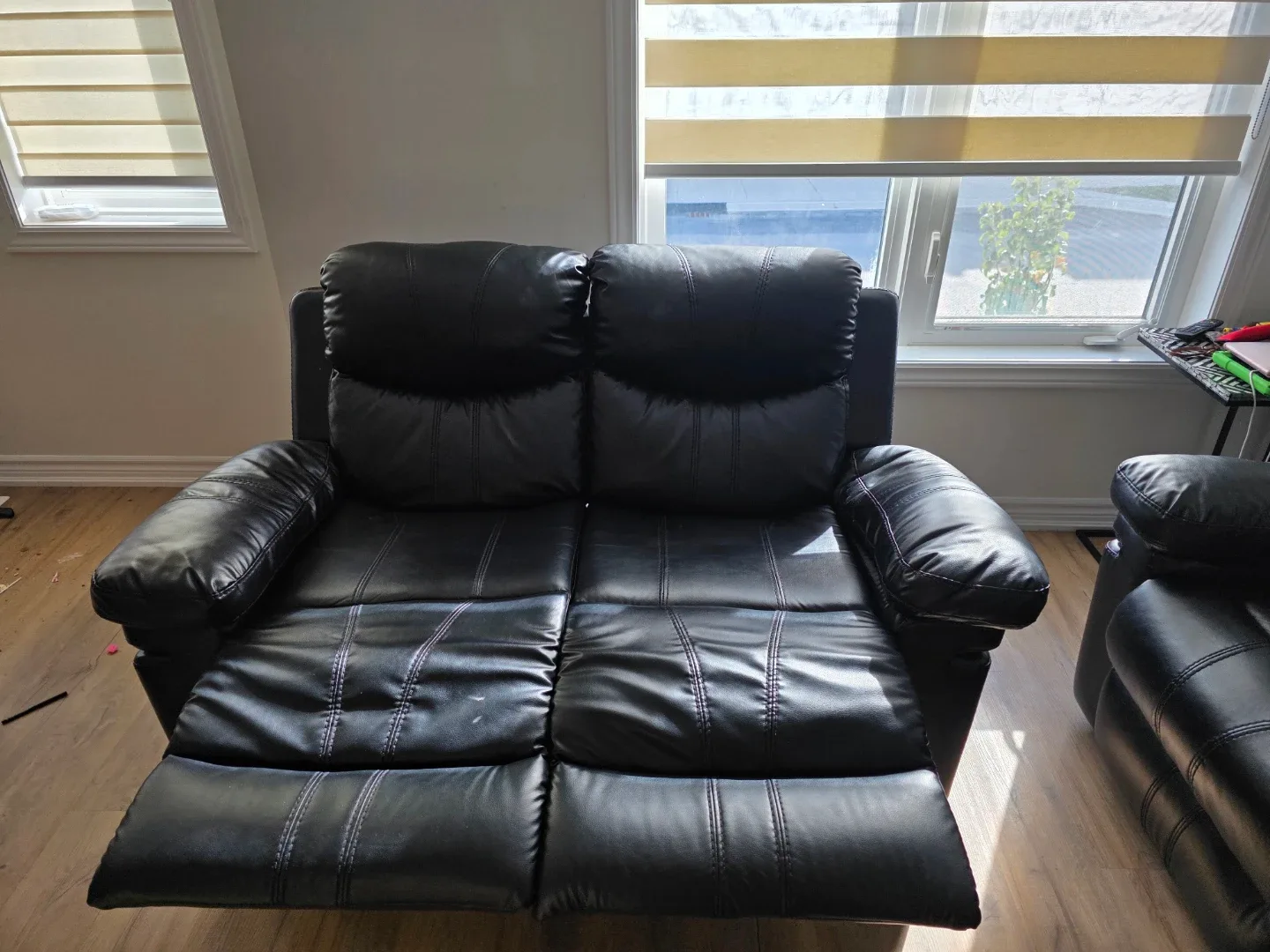 Black Leather Reclining Sofa Set image indicator(5)