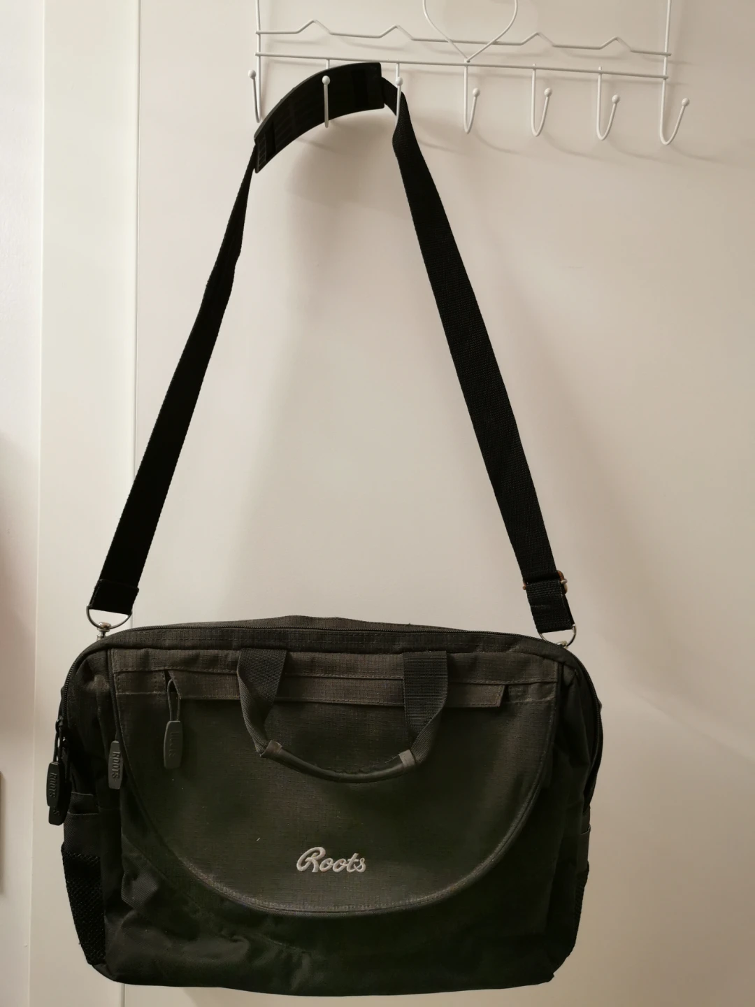 Roots Black Messenger Bag 🥕