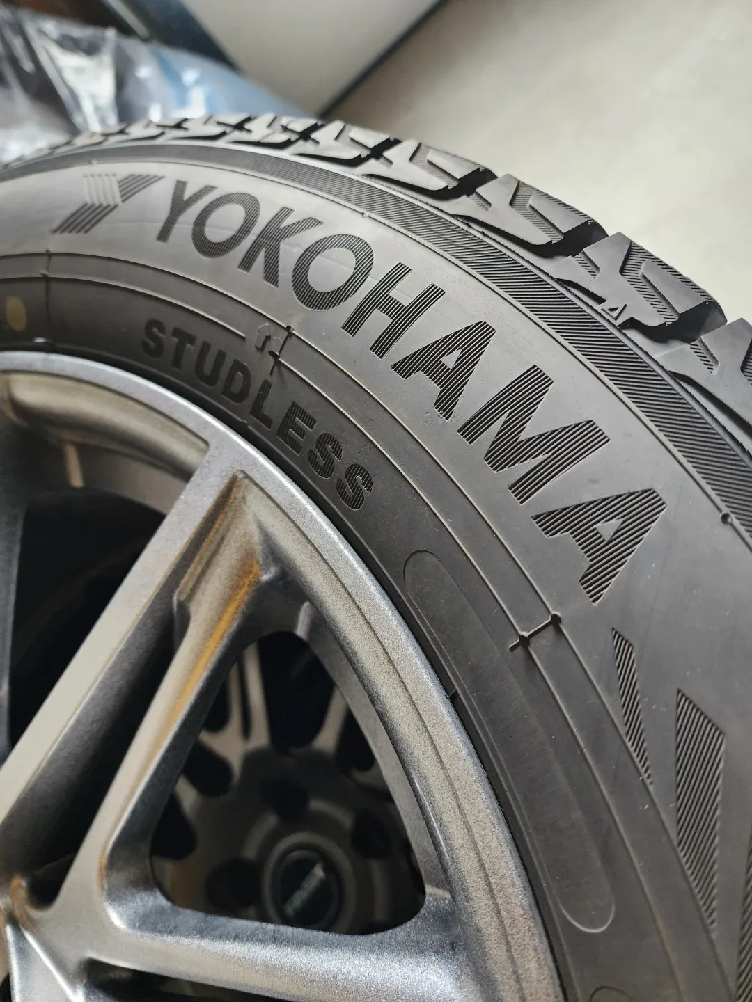 Yokohama 235/60R18 Studless Winter Tires - Set of 4 image indicator(2)