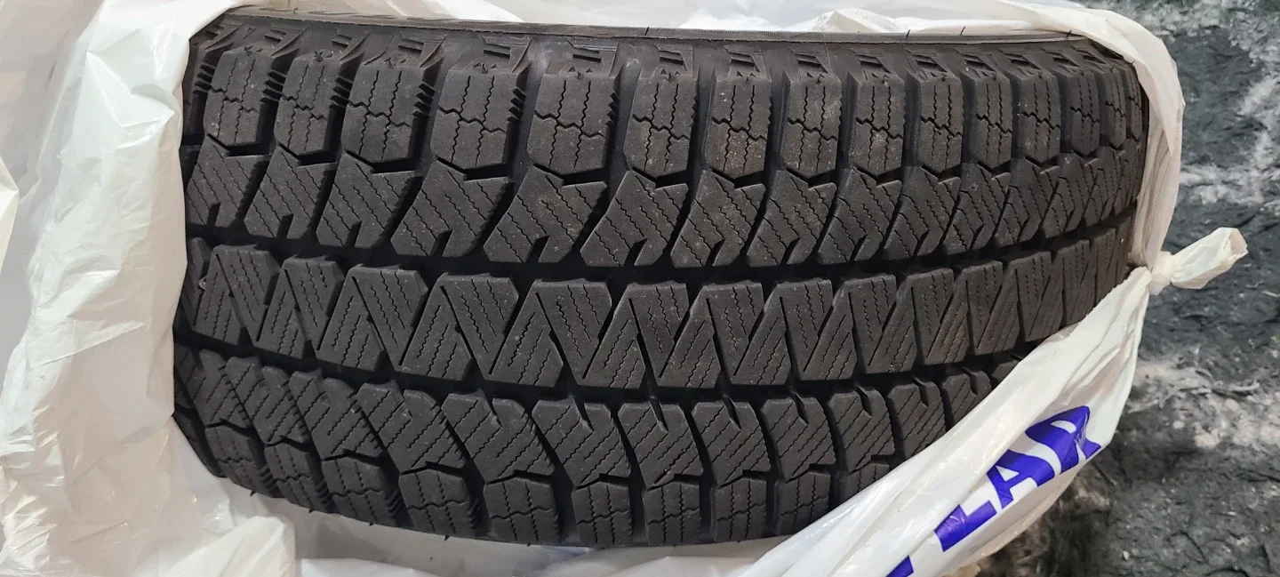 Bridgestone Winter tires with Rims - 205/55 R16 image indicator(2)