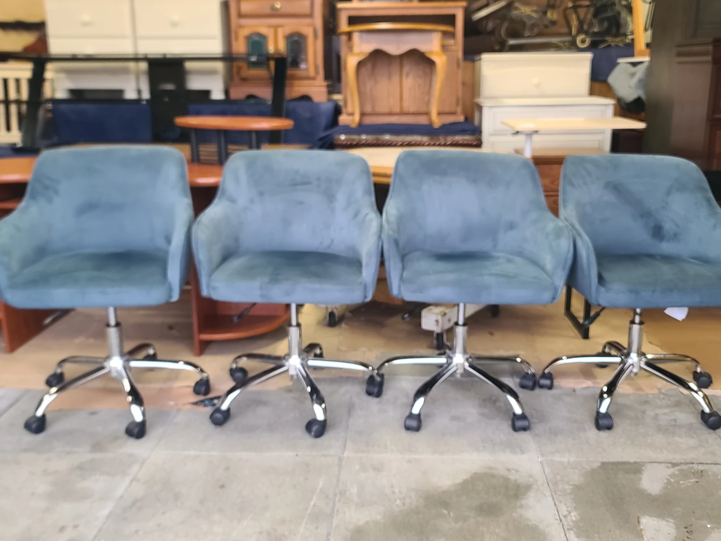 Table with 4 Blue Velvet Swivel Chairs - photo 4