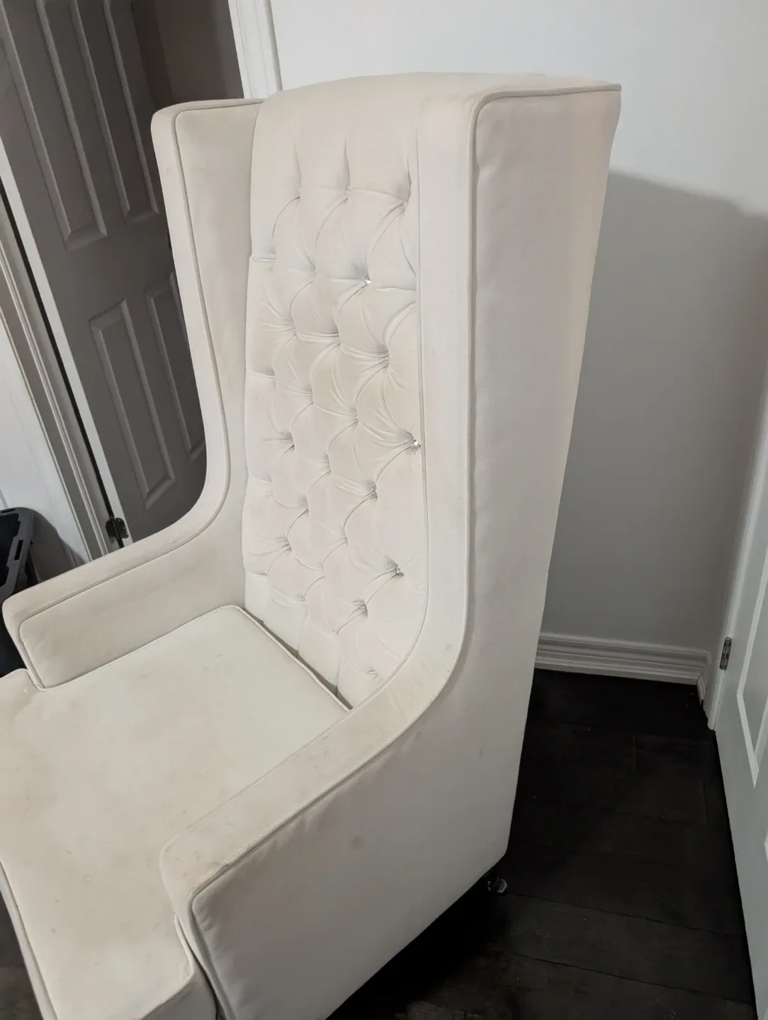 White Wingback Accent Chair image indicator(3)