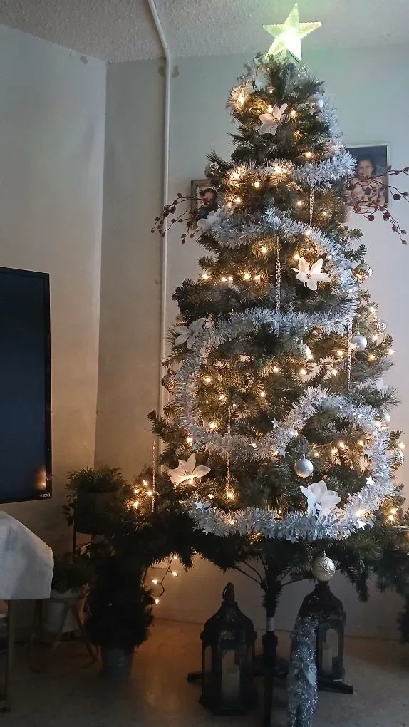 Selling a 6ft Christmas 🎄 Tree with free decorations