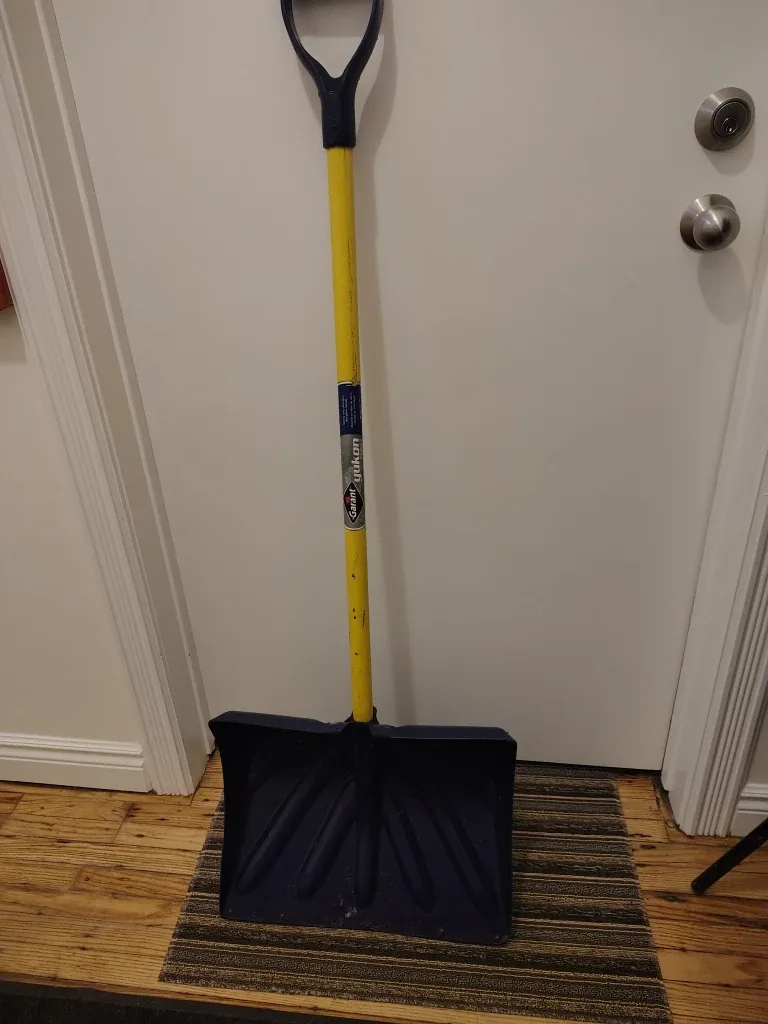 Sturdy Yukon Snow Shovel - 17.5in  $15