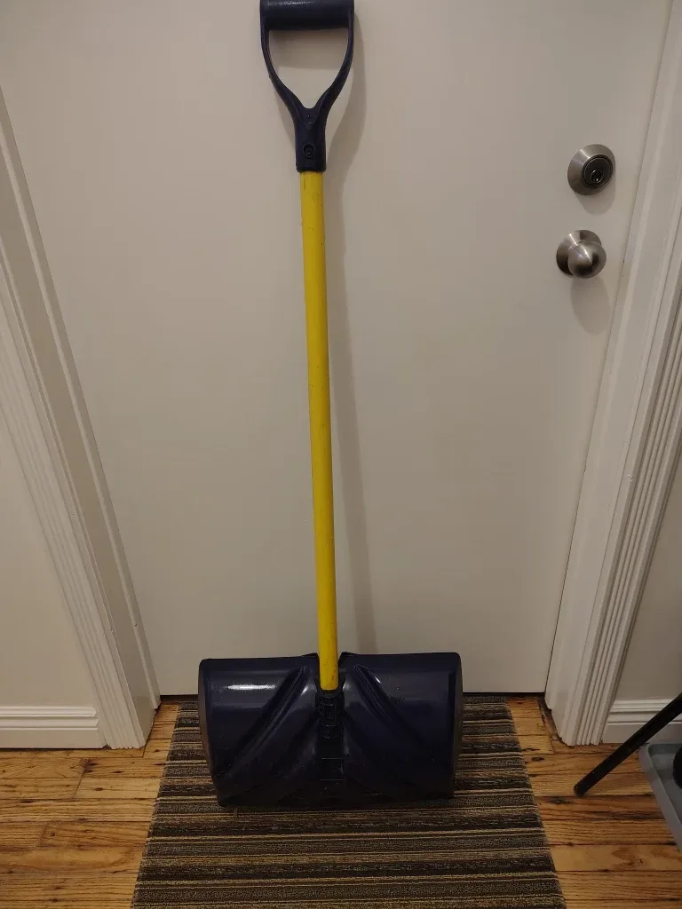 Sturdy Yukon Snow Shovel - Plastic Blade 17.5in  $10 image indicator(3)
