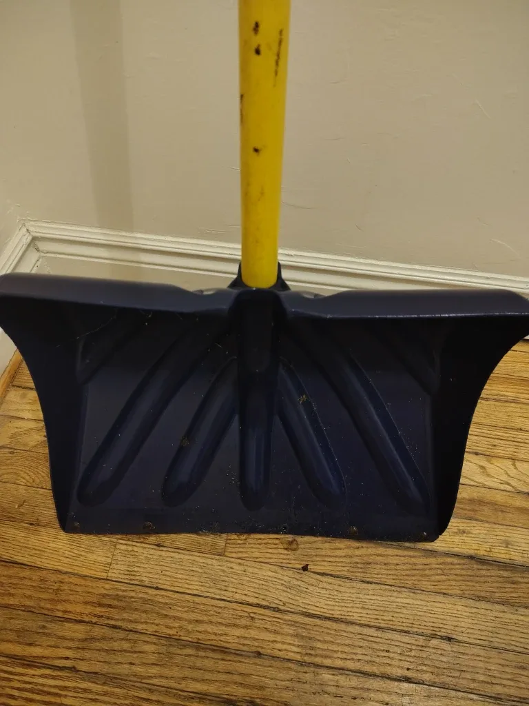 Sturdy Yukon Snow Shovel - Plastic Blade 17.5in  $10 image indicator(4)