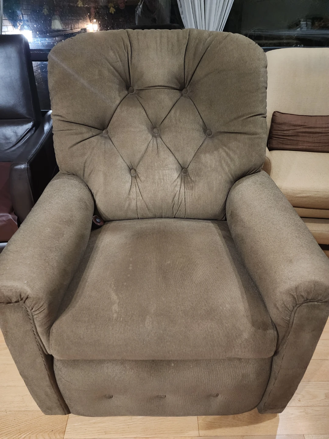 Lazyboy  Recliner Chair - Gently Used - photo 3