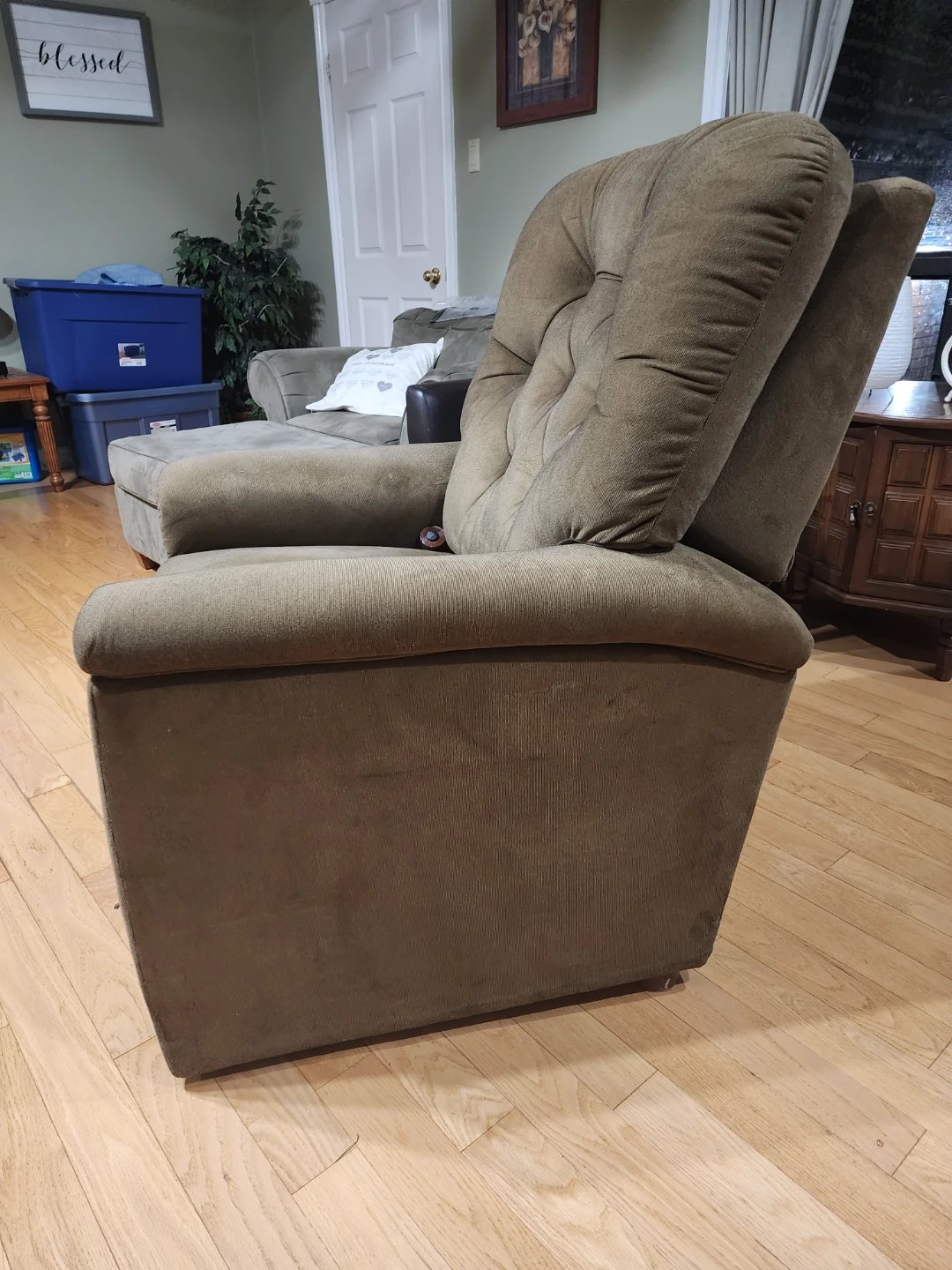 Lazyboy  Recliner Chair - Gently Used - photo 4