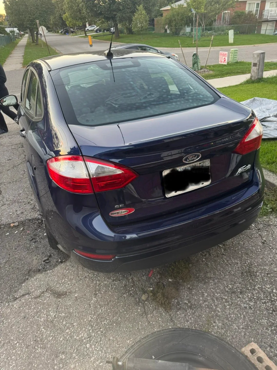 2016 Ford Fiesta SE - Blue Sedan image indicator(2)