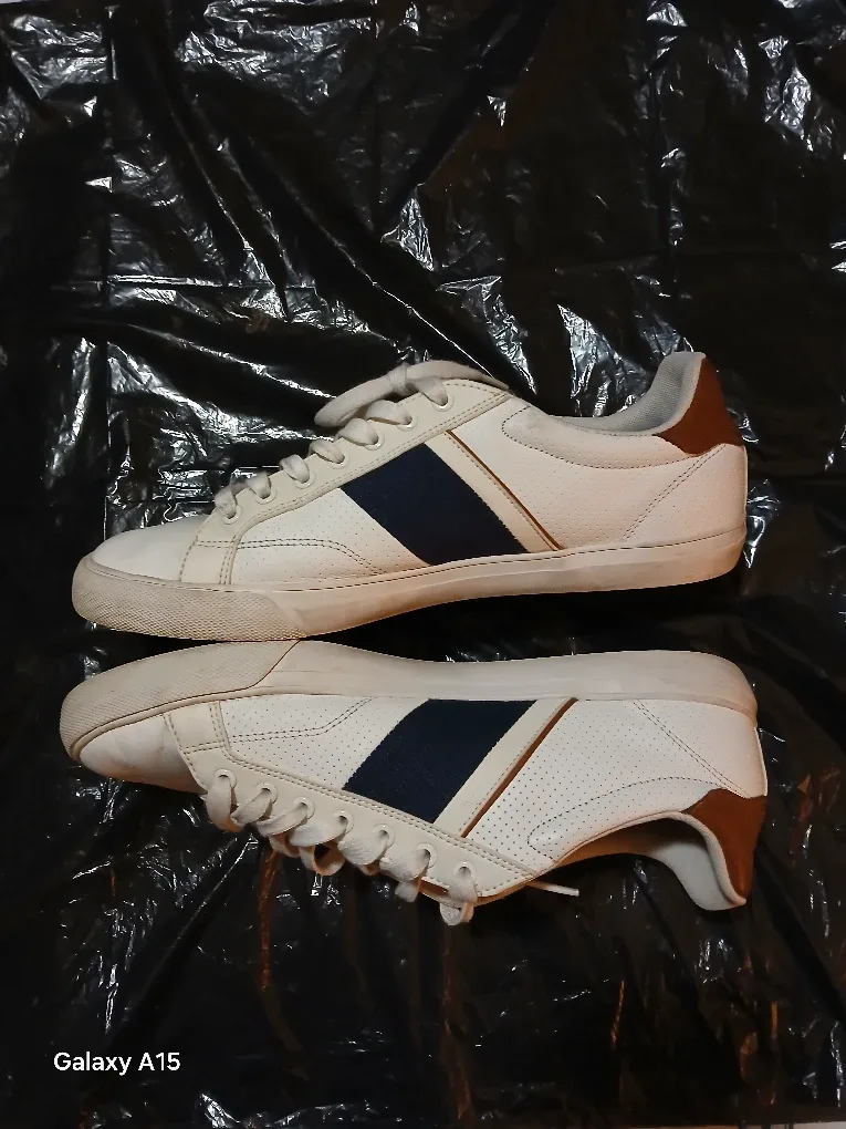 Lacoste White Leather Sneakers - Size 9 image indicator(3)