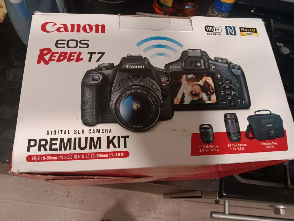 Canon EOS Rebel T7 Premium Kit - Like New! - photo 2