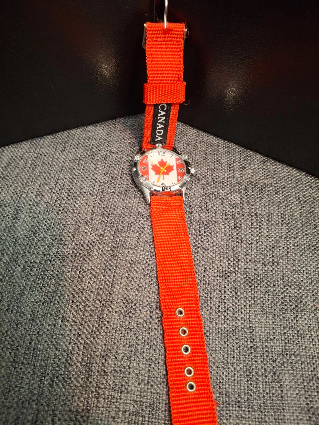 Canada Watch with Red Strap image indicator(5)